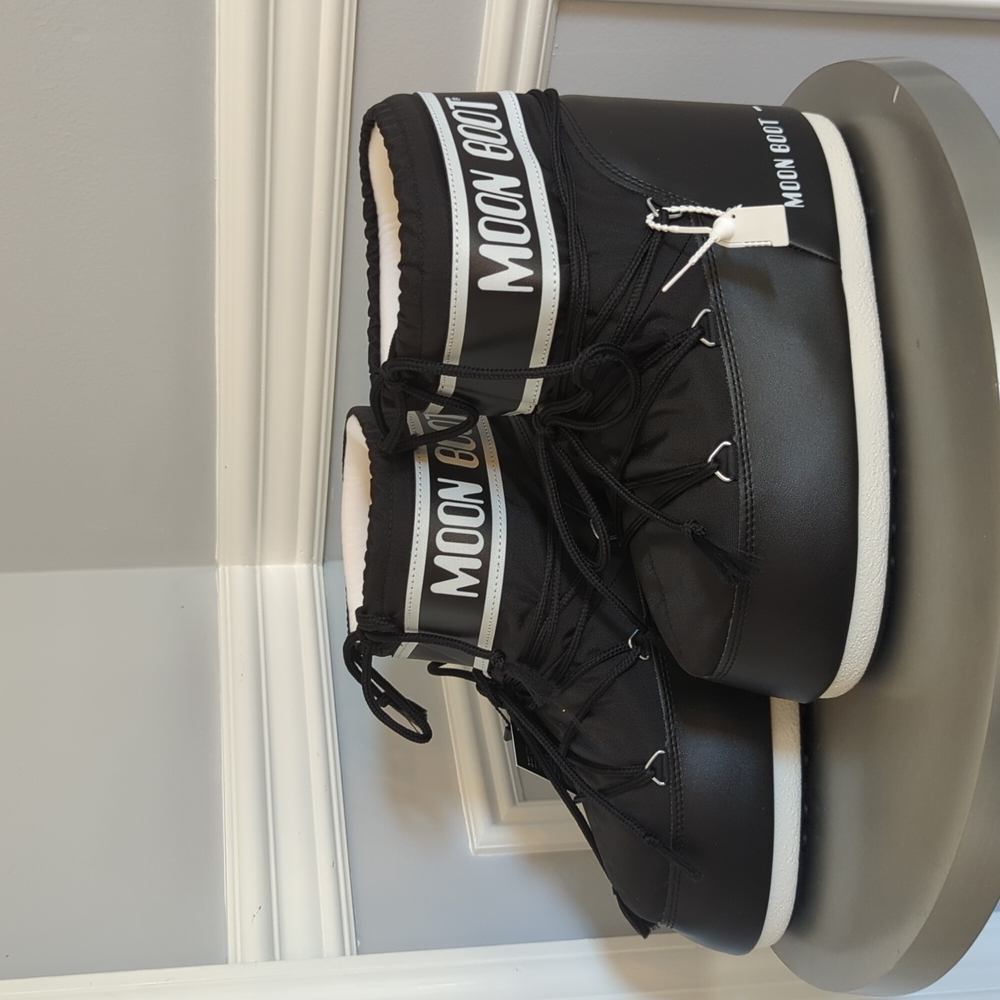 Moon Boot Classic Low Black Size US 9/10.5